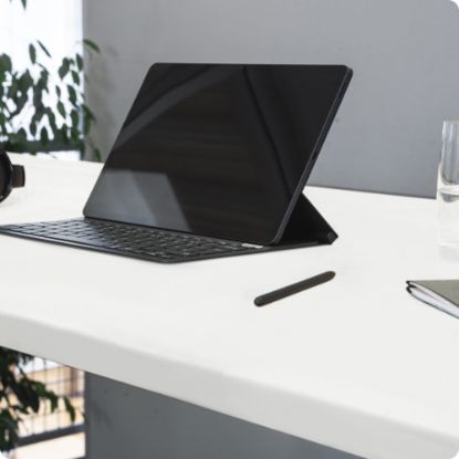 Slika Električna dvižna pisalna miza z melaninsko ploščo, svetlo siva